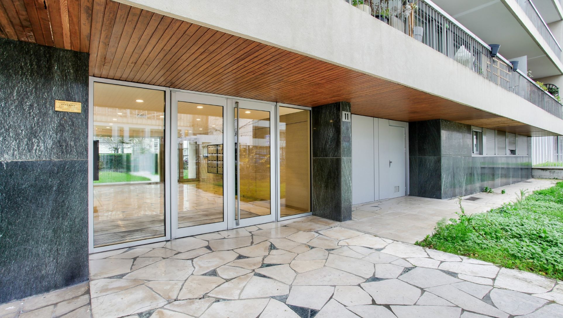 Immeuble Courbevoie Industrie, l'entrée de l'immeuble 