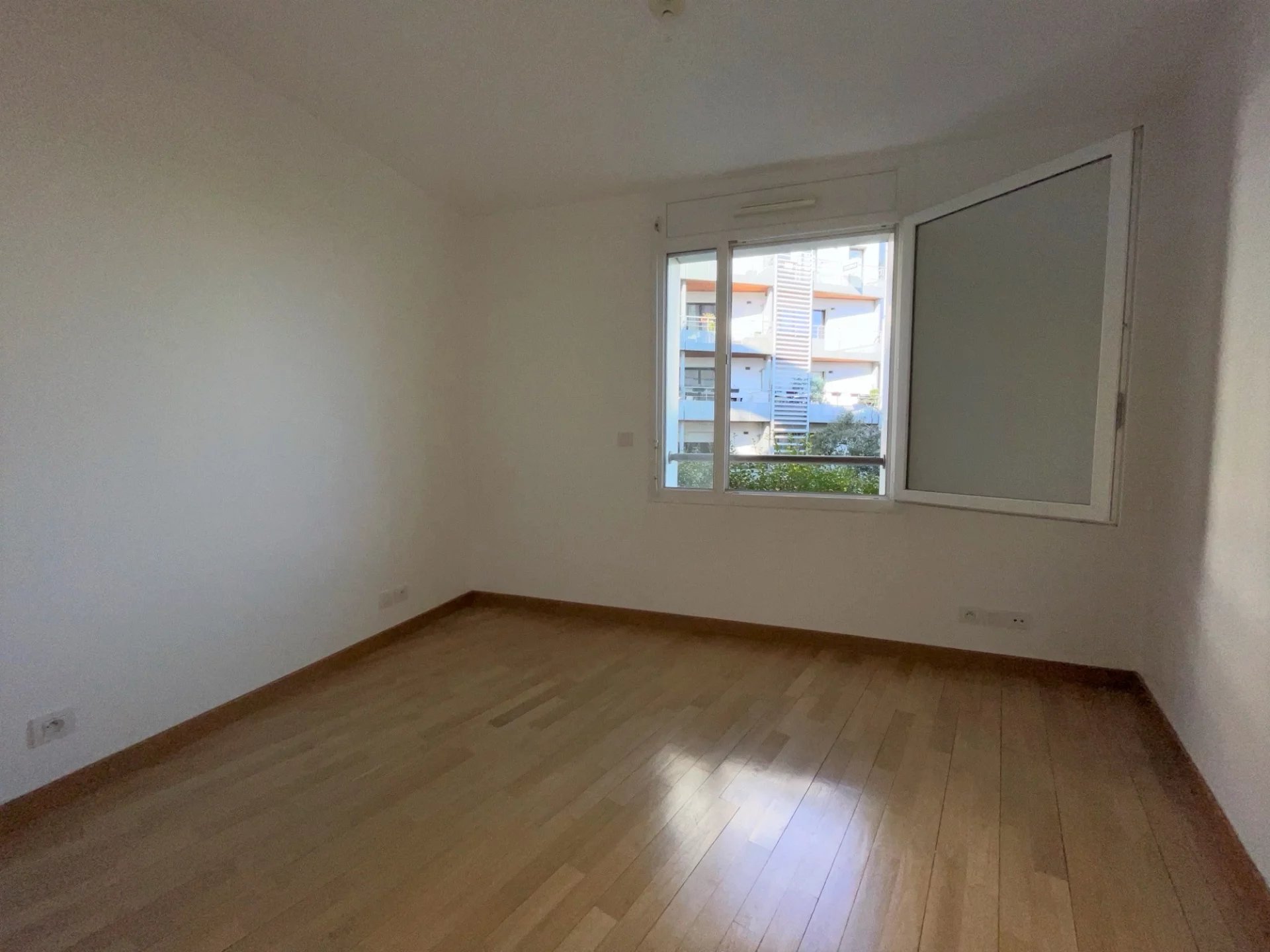 Appartement Issy-les-Moulineaux 92.30 m² 4 pièces Appartement Issy-les-Moulineaux 92.30 m² 85715975 6